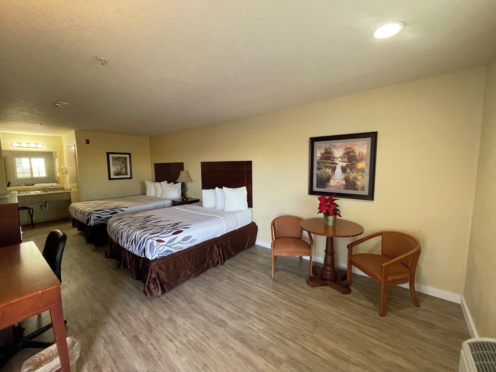 Kenedy Inn & Suites — hotel in Kenedy