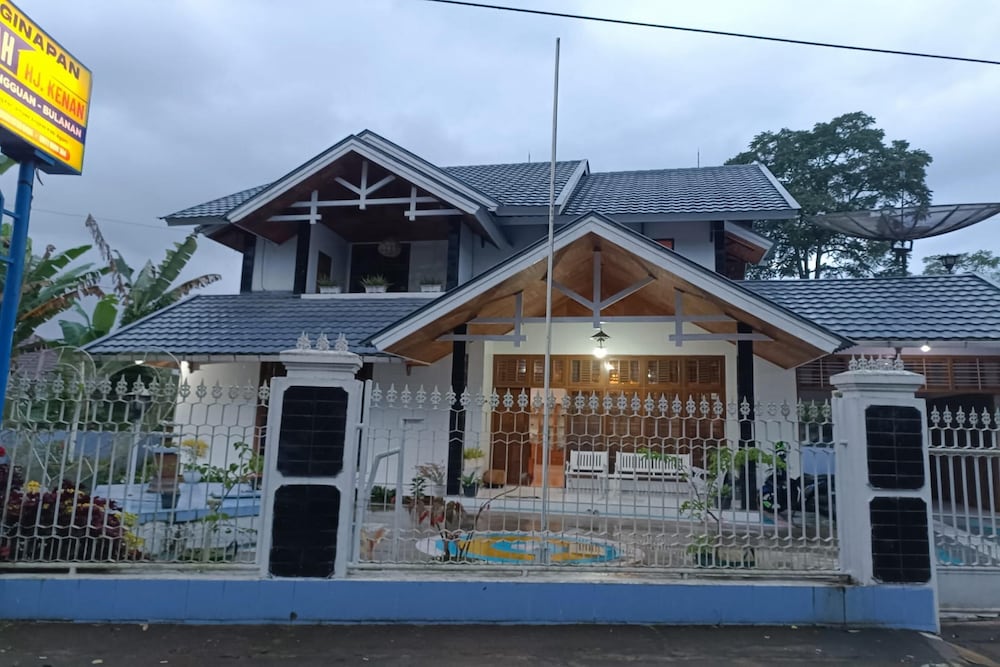 OYO 93706 Penginapan Syariah Hj. Kenan in Bukittinggi, Indonesia