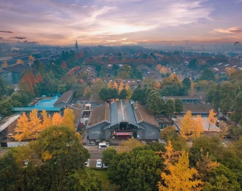 Guzi Qingcheng Courtyard Hot Spring Hotel — 4-Star Luxury Hotel in Chengdu, People's Republic of China
