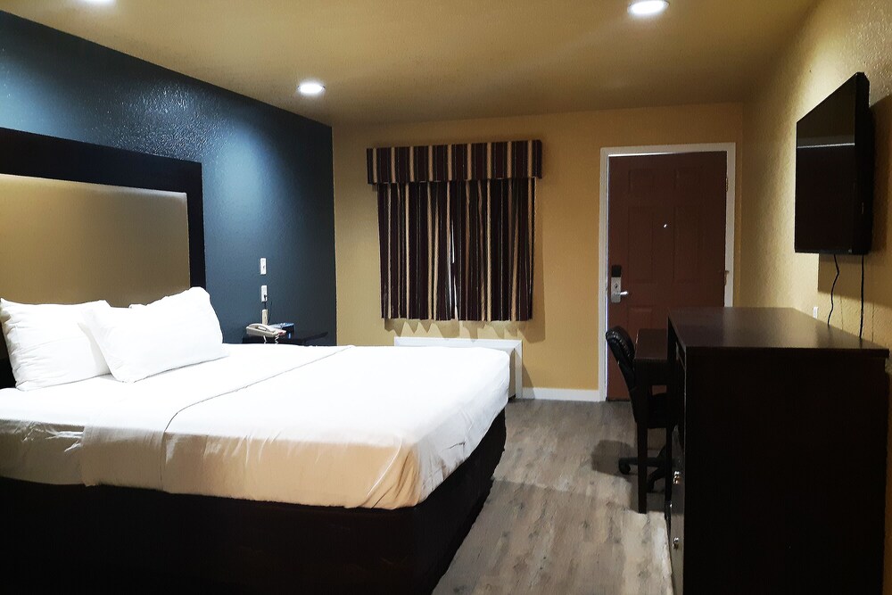 Woodridge Inn and Suites - photo 4