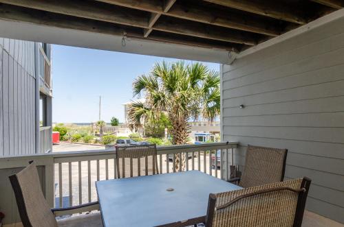 Hook Line and Two Stinkers by Bryant Real Estate — hotel in Carolina Beach