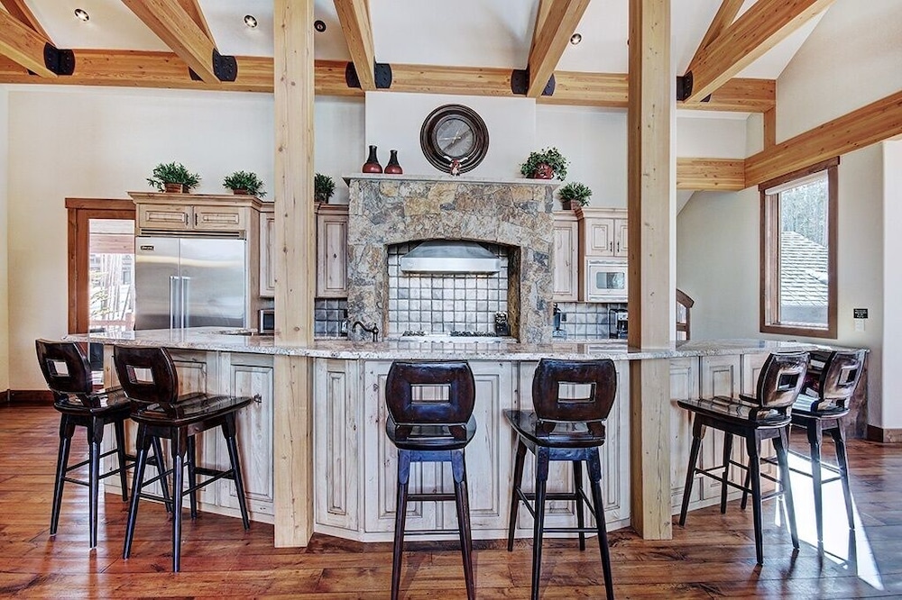 Mountain Majesty Manor Main Street by Pinnacle Lodging - photo 10