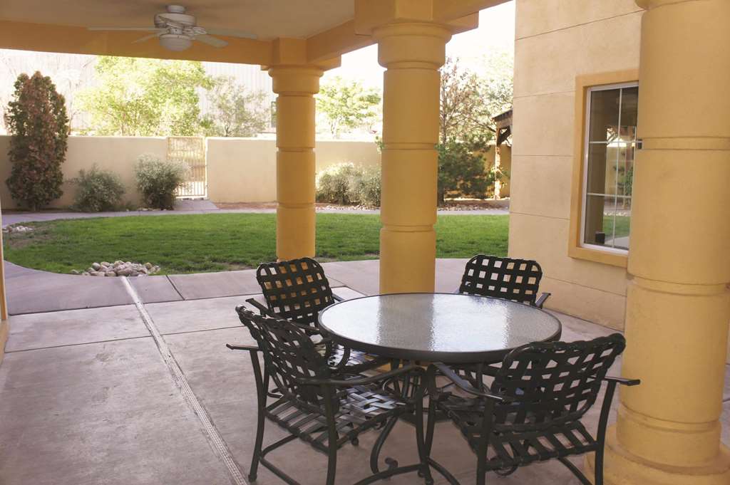 La Quinta Inn & Suites by Wyndham Albuquerque Midtown - photo 6