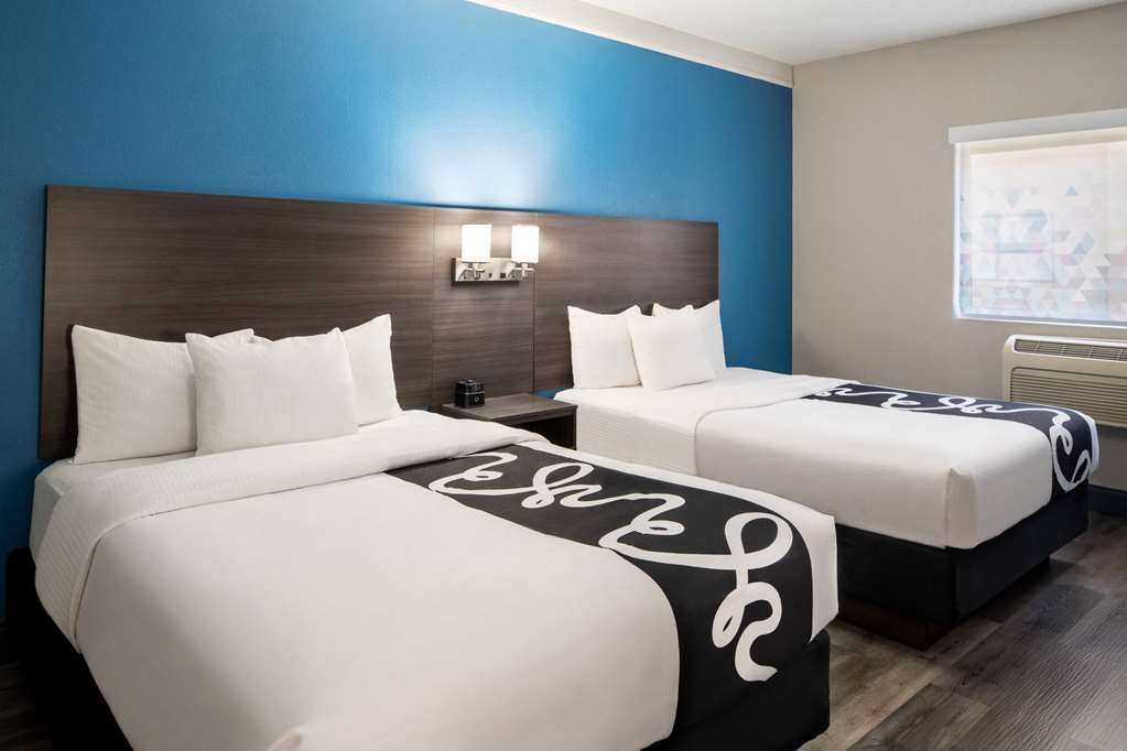 La Quinta Inn & Suites by Wyndham Round Rock North - photo 25