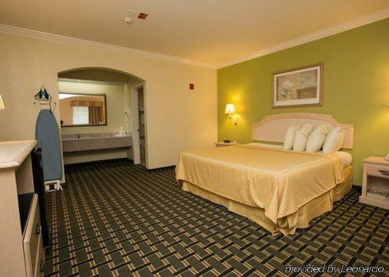 Econo Lodge Inn & Suites Memphis - photo 4