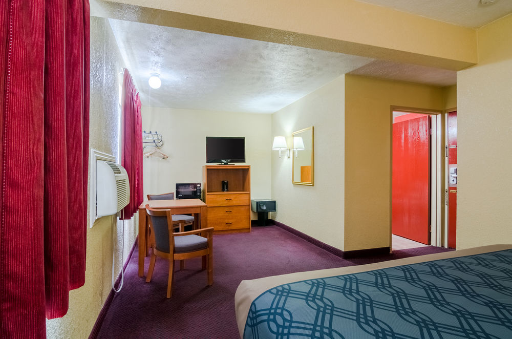 Econo Lodge Interstate 35 Exit 183 - photo 13