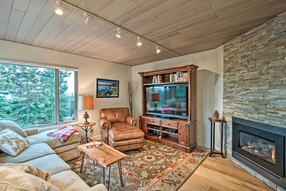 2 Mi to Heavenly Mountain: Tahoe Retreat w Views