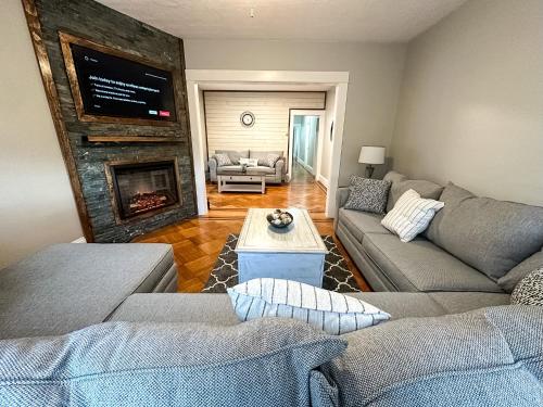 The Allen House 3 Bedroom 2 Full Bath Private Gorgeous Apartment Sleeps 8 — 4-Star Luxury Hotel in Albany, United States