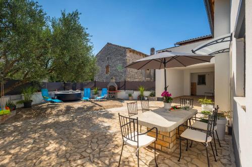 Romantisches Ferienhaus mit Jacuzzi BBQ WiFi in Marcana, Croatia