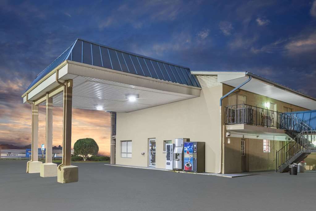 Days Inn by Wyndham Jacksonville - photo 2