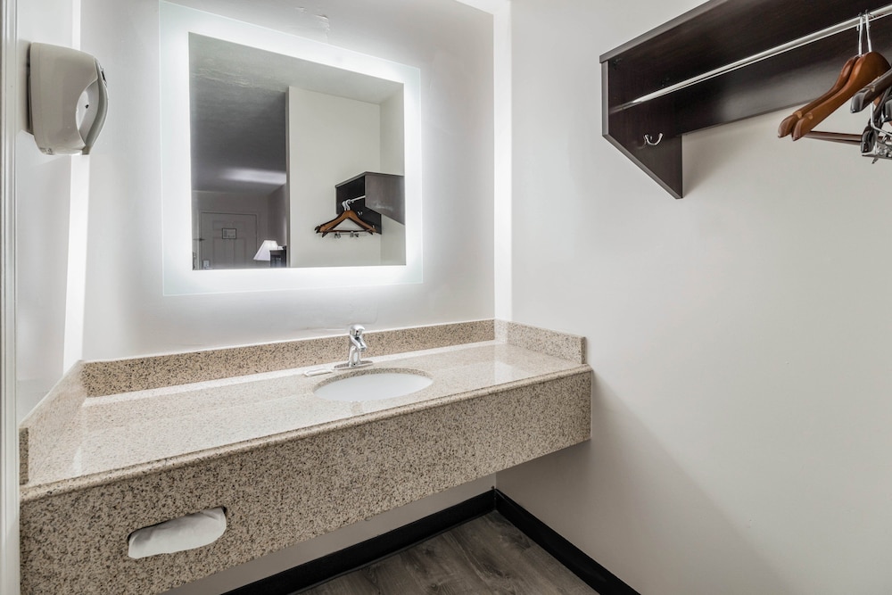 Red Roof Inn Cadiz - photo 20