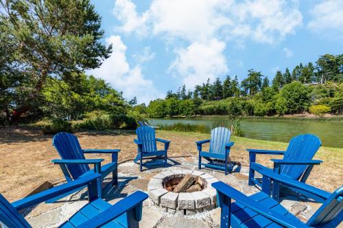 Totally Beachin Getaway by AvantStay Waterfront - photo 2