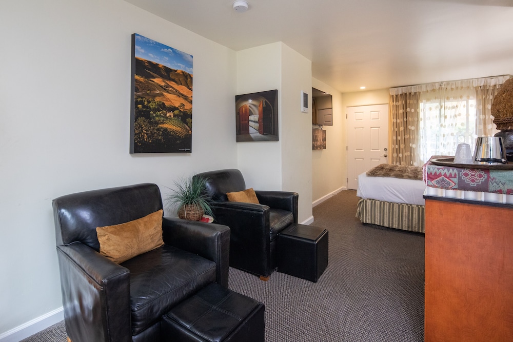 Vendange Carmel Inn & Suites - photo 9