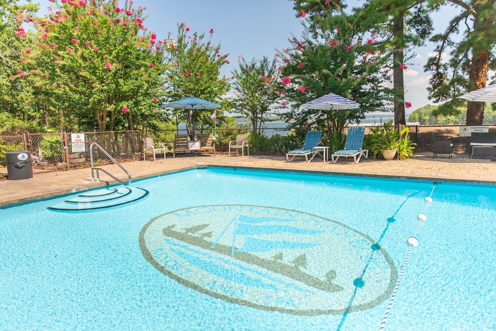 Poolside King Cabana with full kitchen king bed sleeper sofa and pool access. by RedAwning - photo 20