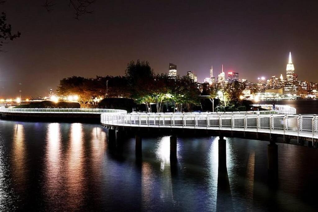 Sage Stay by the Train We Pay Half Your Parking Sleeps 10 And Central To Tons of Eating Spots And Nightlife — hotel in Hoboken