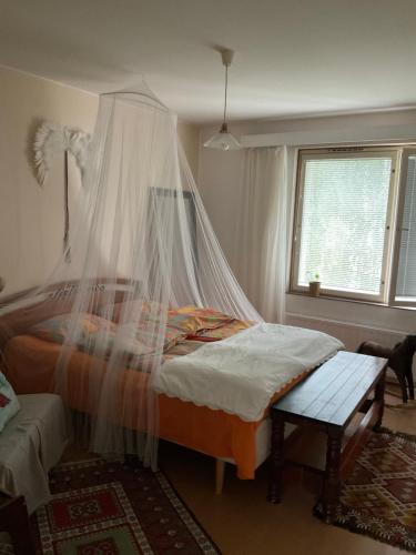 Makuuhuone retrohenkisessä taiteilijakodissa Tampere Kaleva in Tampere, Finland