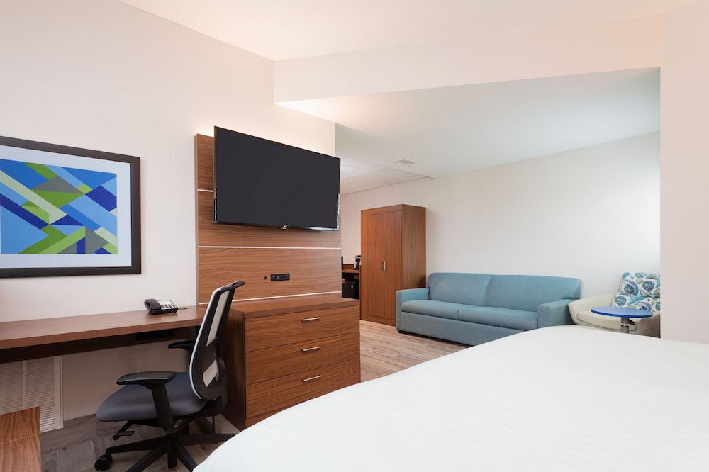 Holiday Inn Express & Suites Panama City Beach Beachfront by IHG - photo 11
