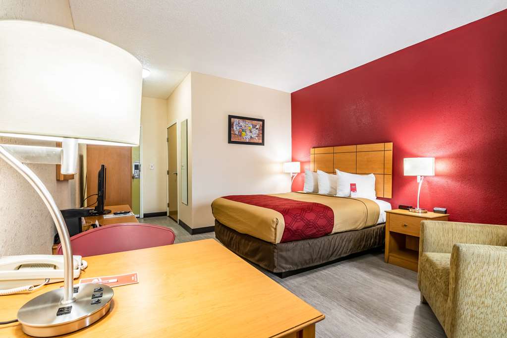 Econo Lodge Topeka at Wanamaker - photo 10