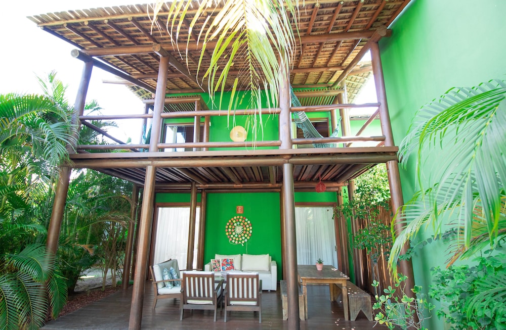 IT04 Bangalo Duplex 3 Suítes Pe na Areia in Camacari, Brasil