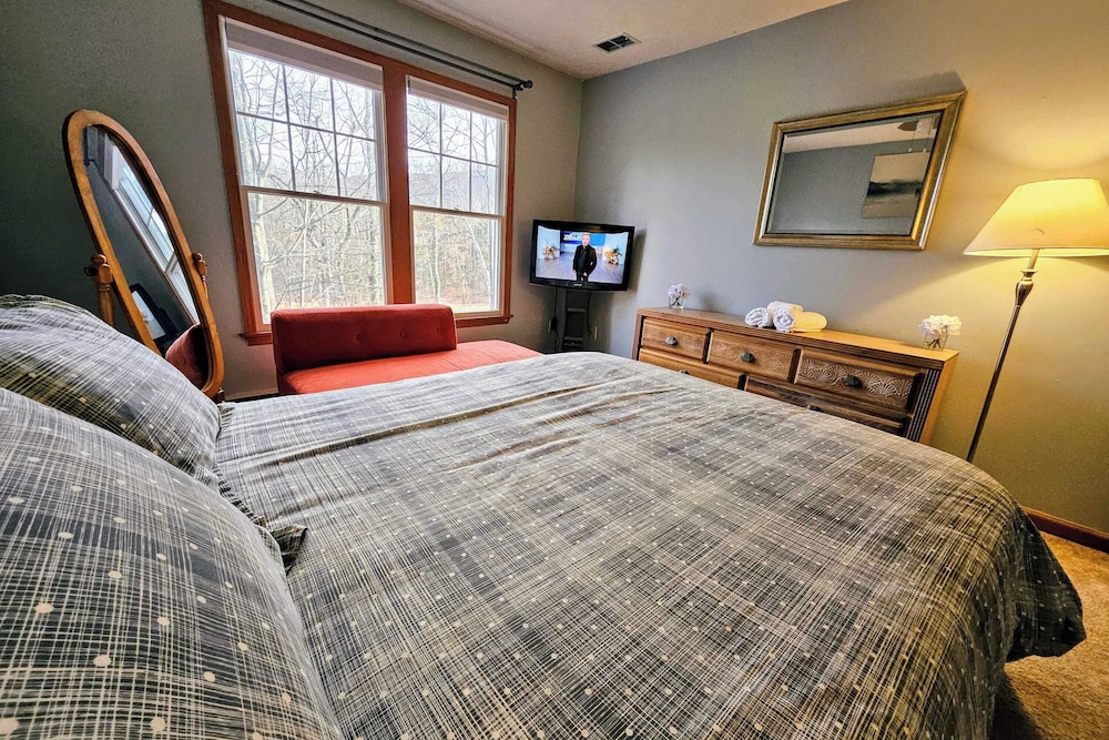 Summit Serenity by Avantstay Central Location w Mountain Views & Deck in Tannersville, United States