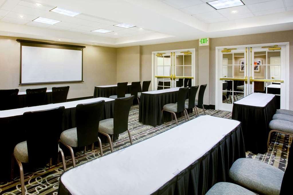 La Quinta Inn & Suites by Wyndham St. Louis Westport - photo 46