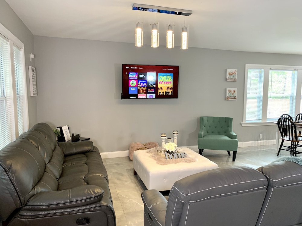 The Horseshoe Falls Villa 6BR Free Parking Minutes From Falls & Casino - photo 12