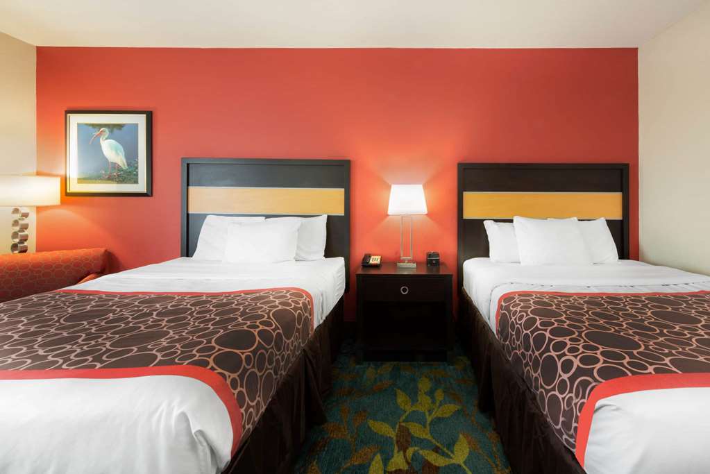 La Quinta Inn & Suites by Wyndham Leesville Ft. Polk - photo 17