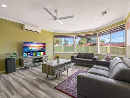 Spacious 4BR family retreat near mall at Forest Lake — 4-Star Luxury Hotel in Doolandella, Australia