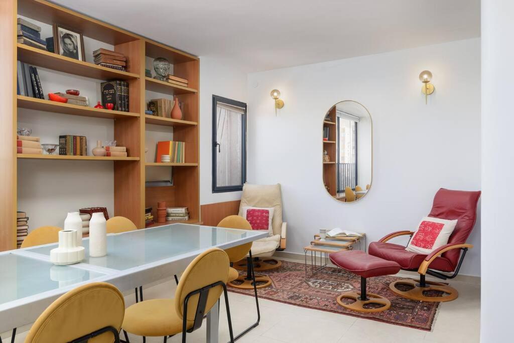 Neta's Central 3BR Gem Close to the Beach with Bomb Shelter in Tel Aviv — 4-Star Luxury Hotel in Tel Aviv, Israel