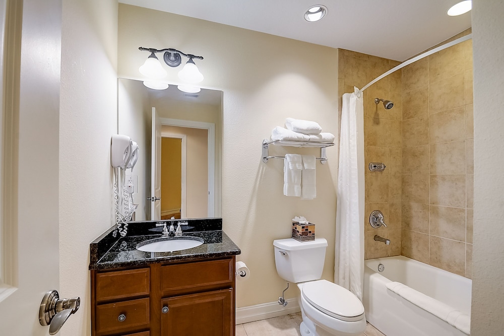 Emerald Greens Hotel Condo Resort - photo 12