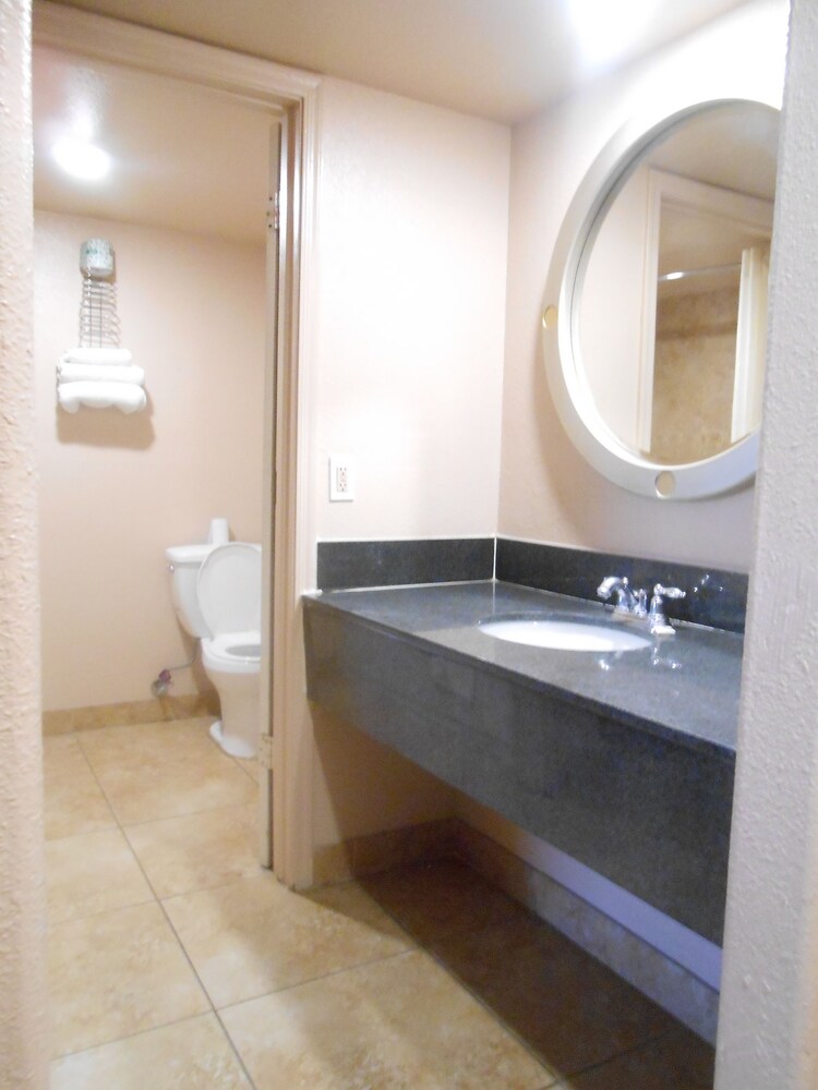 Airport Inn Downtown - photo 11