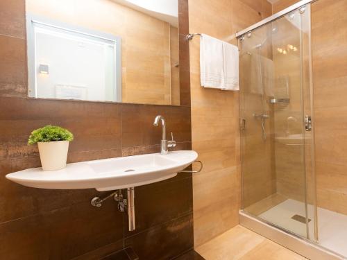 Apartment Centro Passeig de Gracia Casa Batllo by Interhome — 4-Star Luxury Hotel in Barcelona, Spain