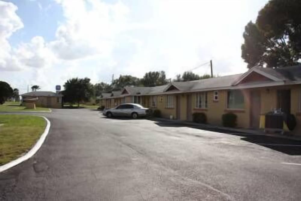 Prince of Wales Motel - photo 16
