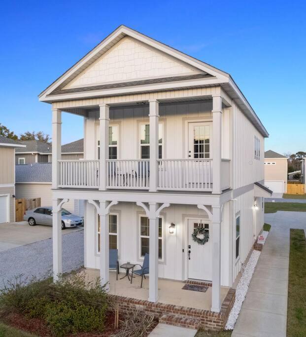 Cheerful 3BR close to downtown double balcony — 4-Star Luxury Hotel in Pensacola, United States