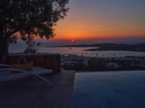 Infinity Sea View Cosy Villa with Private Pool — 4-Star Luxury Hotel in Paros, Greece
