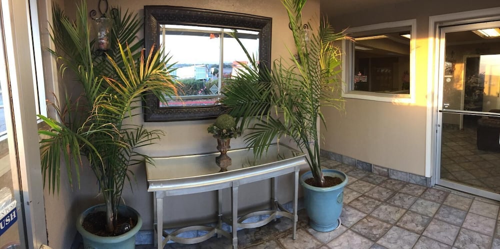 Hilltop Inn & Suites - photo 31