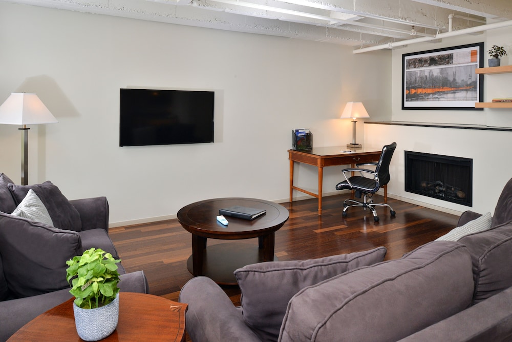 Grand Eastonian Hotel & Suites - photo 19