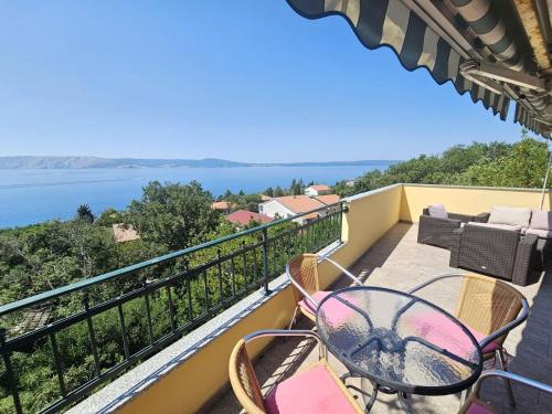 BLAZ 3 Apartment 5 pax terrace with sea view 150 m from the beach — 4-Star Luxury Hotel in Novi Vinodolski, Croatia