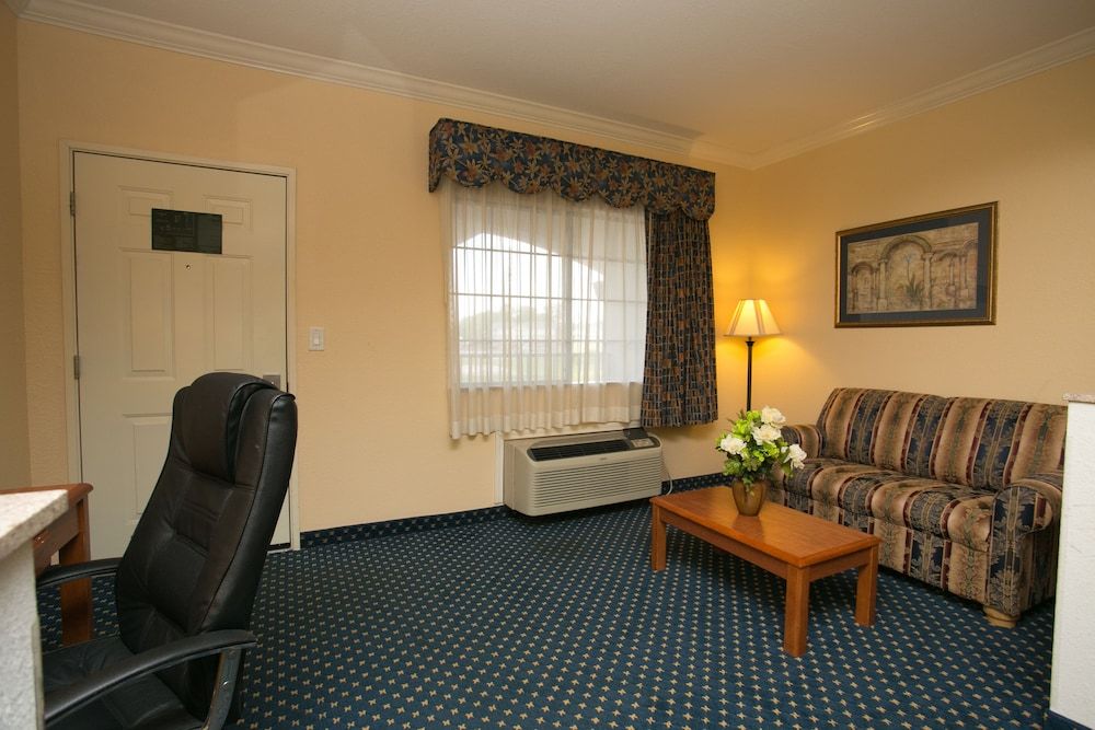 Econo Lodge Inn and Suites 3524 Elvis Presley - photo 10
