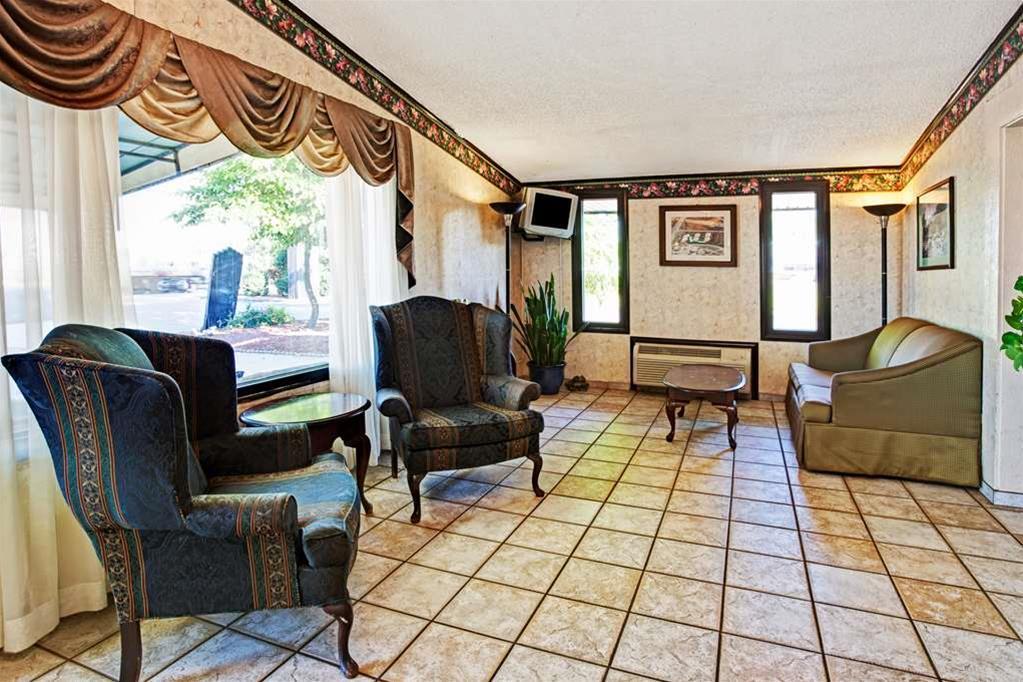 Monroe Knights Inn - photo 12