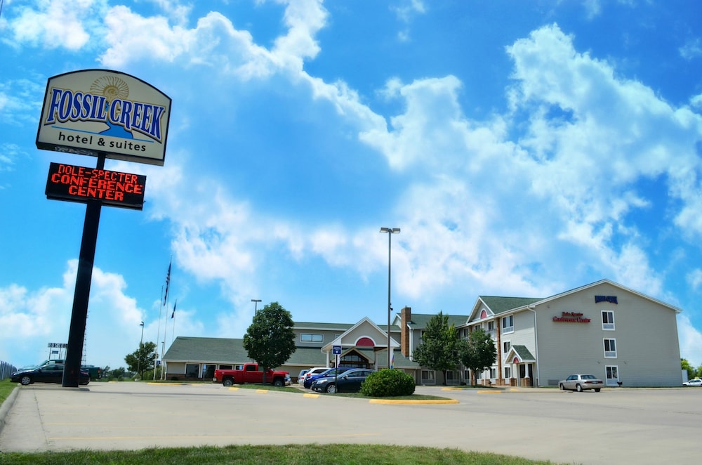Fossil Creek Hotel And Suites — Russell