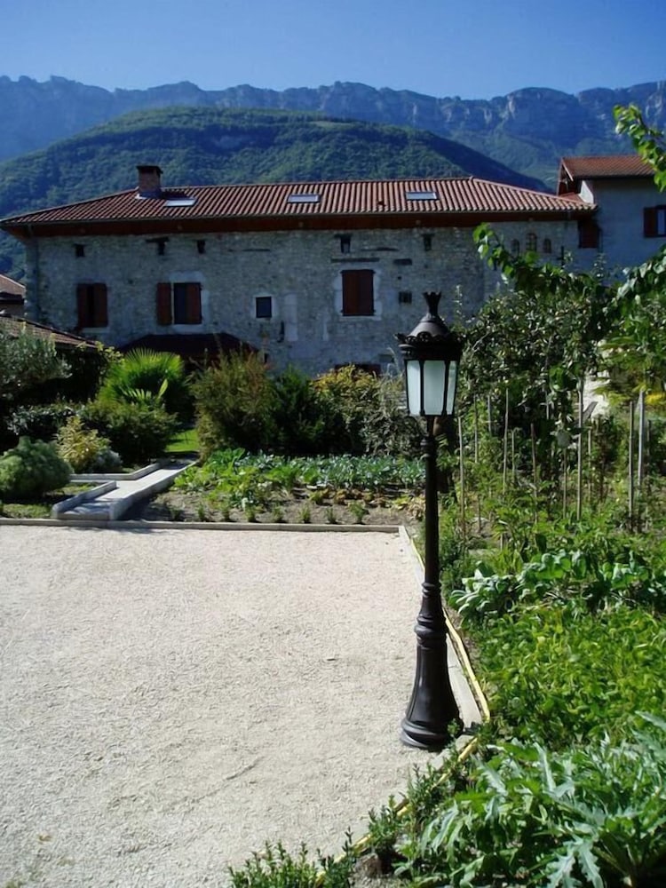 Chambres d'Hôtes La Maison d'Euterpe — 4-Star Luxury Hotel in Le Cheylas, France