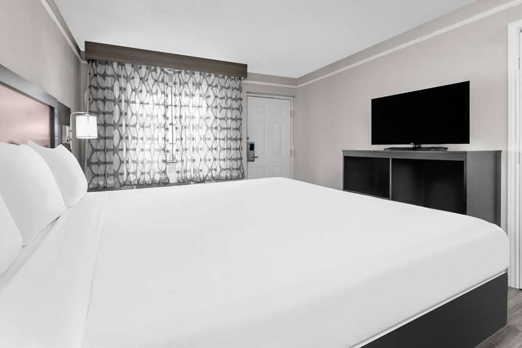 Baymont by Wyndham Austin University Area - photo 8