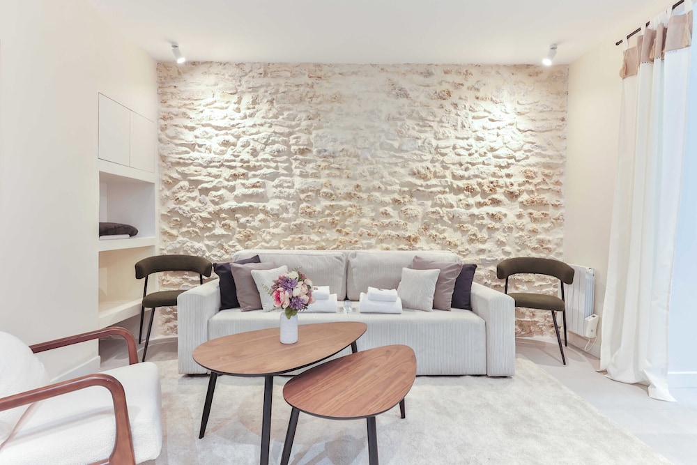 Peaceful Apartment in Eiffel Tower - last minute hotel in Paris