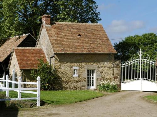 Gîte charmant avec piscine chauffée tennis et jardin près de Beaumont sur Sarthe FR 1 410 214 in Marolles-En-Hurepoix, France