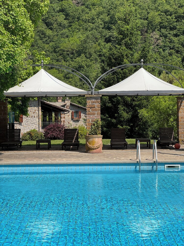 Borgo La Ferriera Celleno Viterbo con Piscina — 4-Star Luxury Hotel in Celleno, Italy