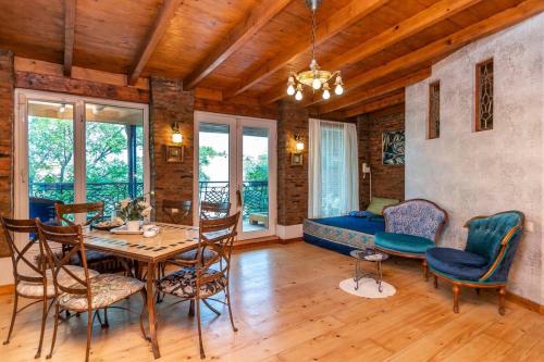 3BR Triplex w Terraces Heart of Tbilisi By Wehost