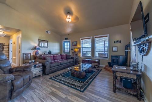 Rain Dance Retreat: Updated 2 Bedroom 2 Bath Cabin with a Private Hot Tub and Views For Days — 4-Star Luxury Hotel in Ruidoso, United States