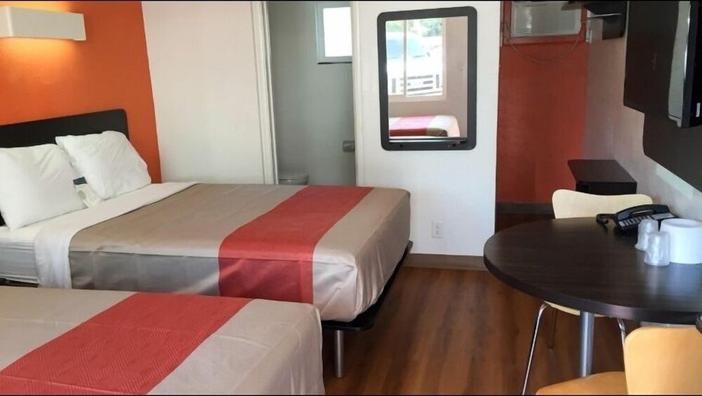 Travelodge by Wyndham Sacramento Convention Center - photo 2