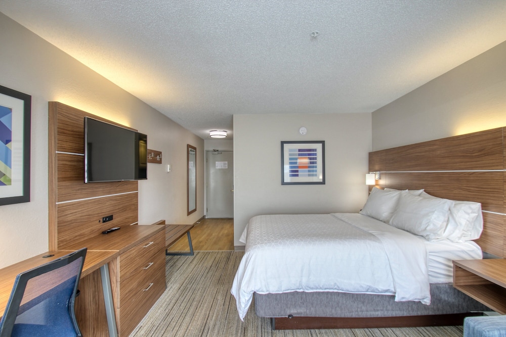 Holiday Inn Express Hotel & Suites Oshkosh by IHG - photo 47